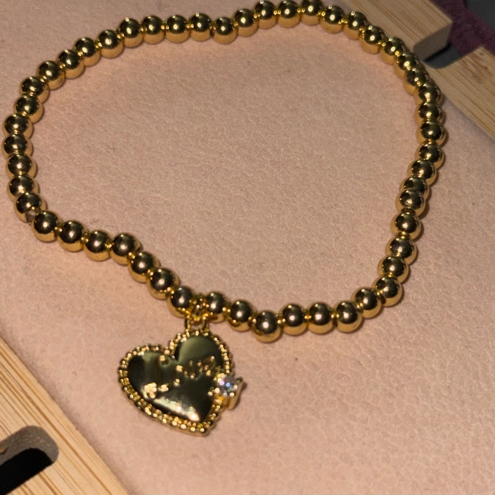 Oro Laminado stretchy Gold Love Heart Charm Bracelet
